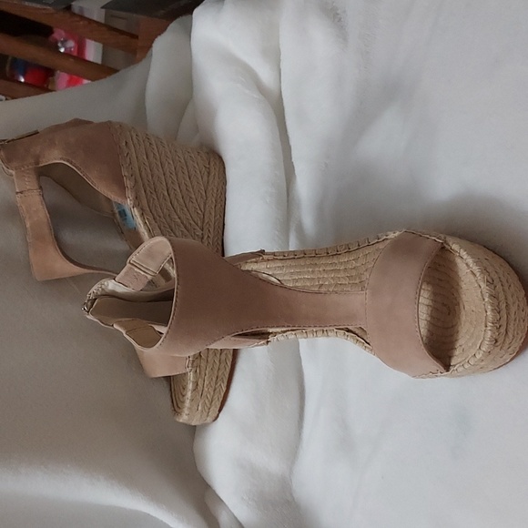 Kenneth Cole New York womens Olivia T Strap wedges - Picture 3 of 12